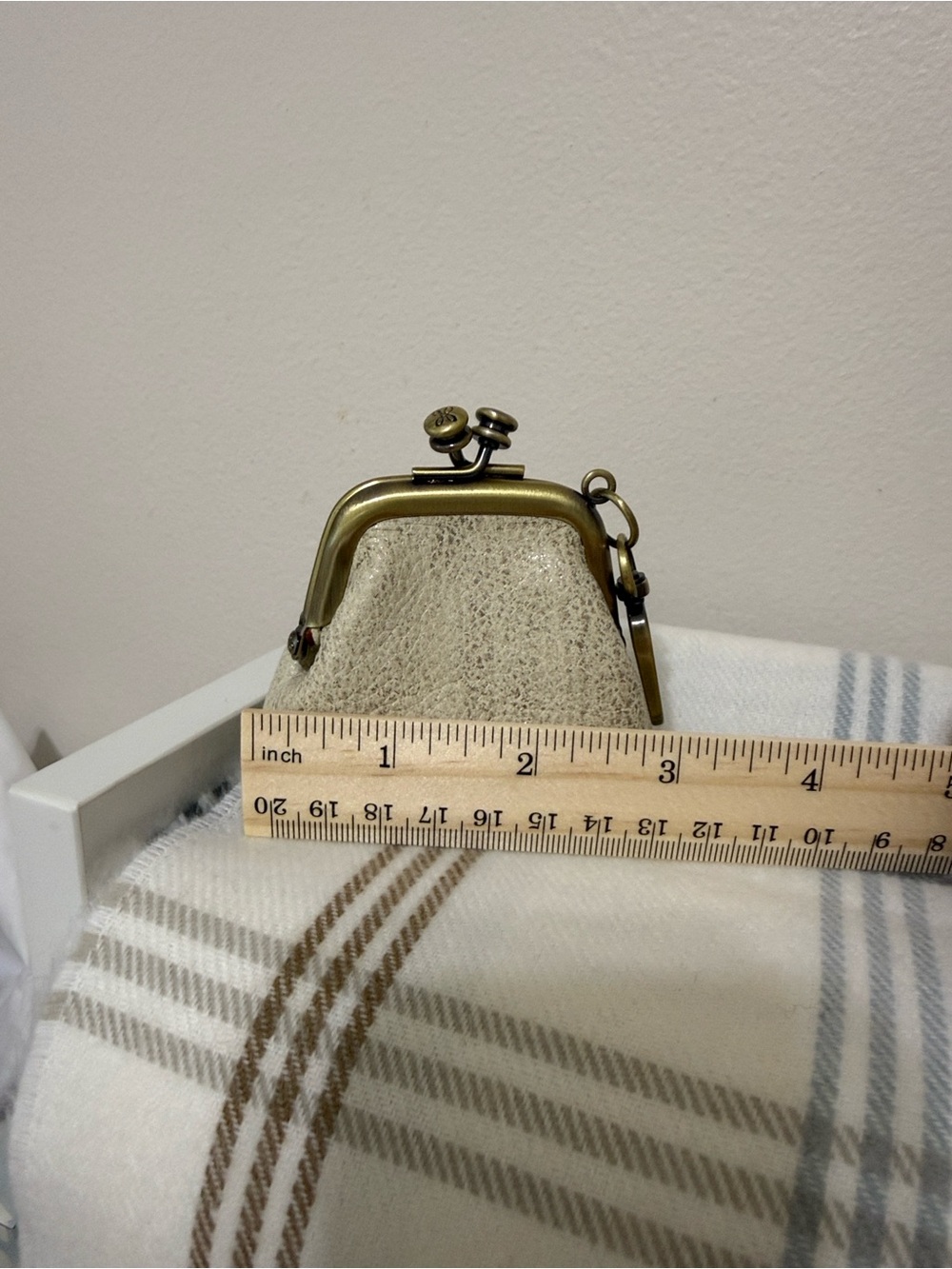 HOBO Run Frame Pouch with Ivory Metallic Finish (Retired Color) Rare - Picture 9 of 10